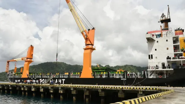 Asdep IPW Kemenko Marves Djoko Hartoyo melakukan monitoring dan evaluasi Tol Laut Tahuna yang terletak di Sangihe. (Dok Kemenko Marves)