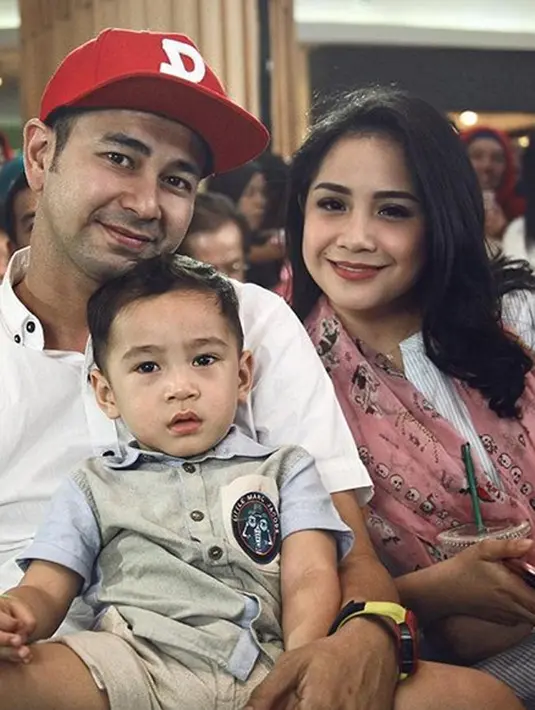 Sejak lama, Ayu dan Raffi memang memiliki program televisi yang sama. Hal itu lah yang menyebabkan keduanya selalu terlihat bersama. Seperti pada sebuah foto yang baru saja diunggah Raffi di akun Instagramnya. (Instagram/raffinagita1717)