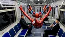 Penari underground yang mengenakan kostum Spiderman tampil di kereta bawah tanah Saint Petersburg, Rusia pada 21 Mei 2021. Penampilan khusus penari Rusia tersebut membuat sejumlah penumpang yang berada di dalam subway kaget dan terhibur. (Olga MALTSEVA / AFP)