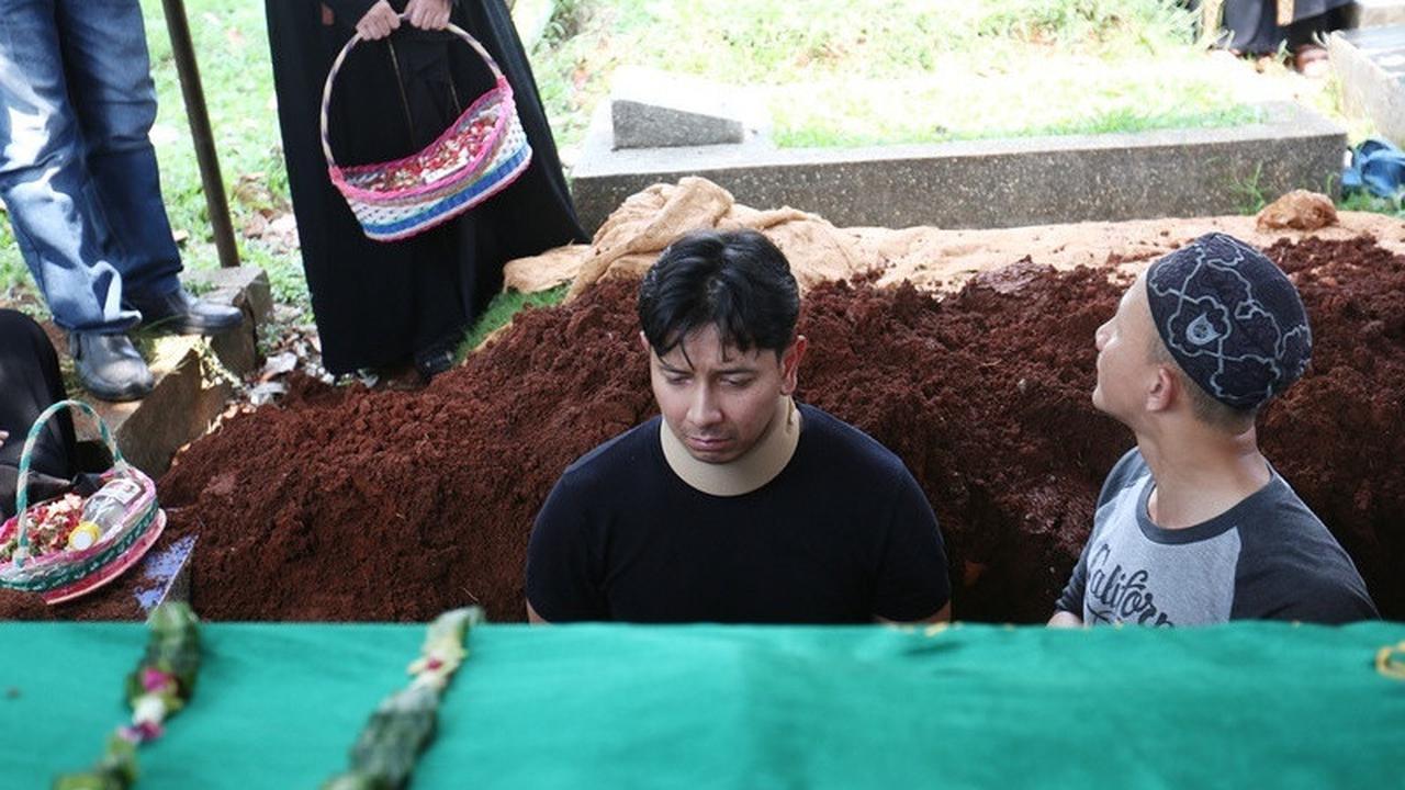 Tangis Sonny Septian Pecah di Pemakaman Sang Ibunda, Turun ke Liang Lahat Meski Masih Pakai Penyangga Leher