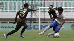 Gelandang PSIS Semarang, Bayu Nugroho, berebut bola dengan pemain Tira Persikabo pada laga Shopee Liga 1 di Stadion Pakansari, Bogor, Jumat (22/11). PSIS menang 2-1 atas Tira Persikabo. (Bola.com/Yoppy Renato)