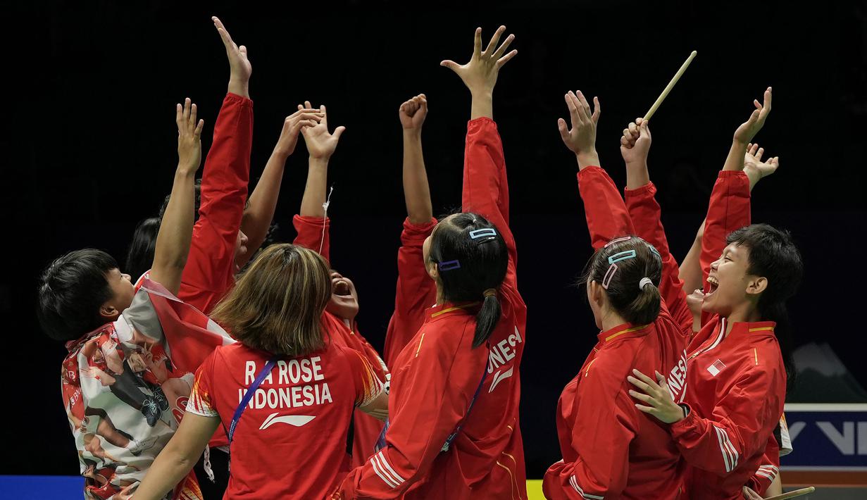 Tim putri Indonesia sukses menyingkirkan Korea Selatan lewat kemenangan 3-2 pada babak semifinal Piala Uber 2024 di Hi-Tech Zone Sports Centre Gymnasium, Chengdu, China, Sabtu (4/5/2024). Tiga angka kemenangan Tim Uber Indonesia dihasilkan lewat sapu bersih di nomor tunggal melalui aksi Gregoria Mariska Tunjung, Ester Nurumi Tri Wardoyo dan Komang Ayu Cahya Dewi. Hasil ini mengulang pencapaian 16 tahun lalu saat terakhir kali para srikandi bulu tangkis Indonesia mentas di final Piala Uber tahun 2008. (AP Photo/Ng Han Guan)