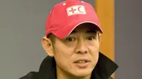 “Tidak perlu khawatir akan kesehatanku. Belakangan banyak yang menyebutkan bahwa aku akan duduk di kursi roda. Begitu juga dengan temanku yang bertanya-tanya soal kesehatanku ini,” ujar Jet Li. (AFP/SIMIN WANG)