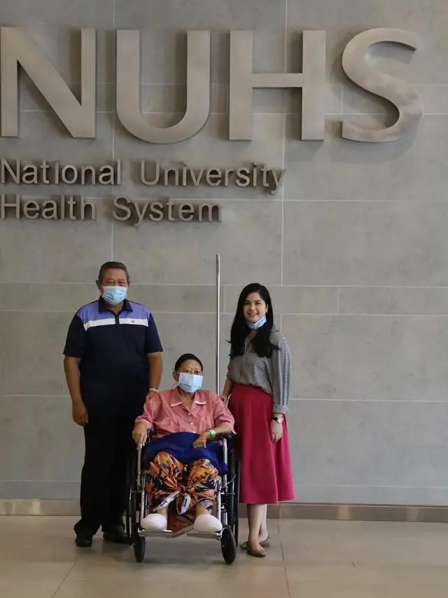 Potret Annisa Pohan setia temani Ani Yudhoyono