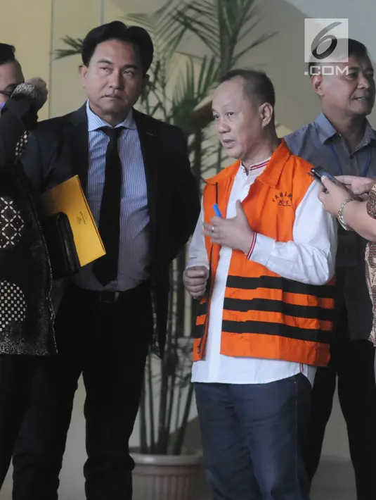 Pakar Hukum Tata Negara Yusril Ihza Mahendra mendampinggi tersangka mantan Ketua Badan Penyehatan Perbankan Nasional (BPPN) Syafruddin Arsyad Temenggung usai penendatangan P21 di gedung KPK, Jakarta, Rabu (18/4). (Merdeka.com/Dwi Narwoko)