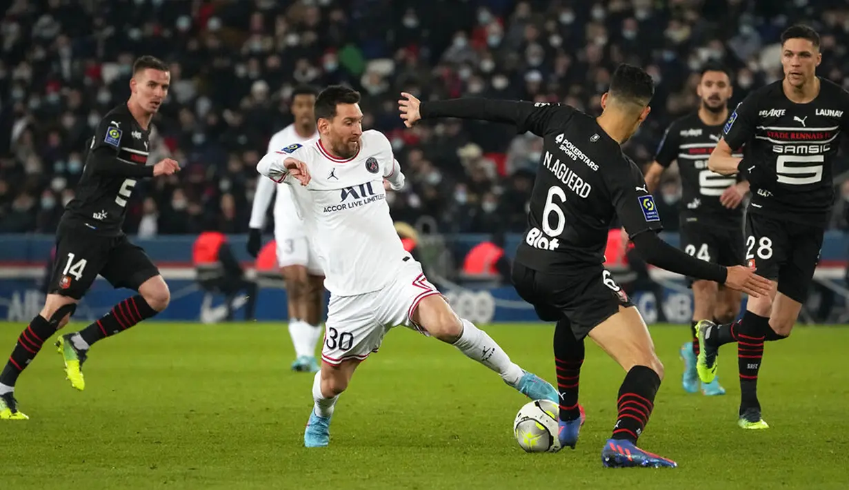 Pemain Paris Saint-Germain Lionel Messi berebut bola dengan pemain Rennes Nayef Aguard pada pertandingan sepak bola Liga Satu Prancis di Stadion Parc des Princes, Paris, Prancis, 11 Februari 2022. Paris Saint-Germain menang 1-0. (AP Photo/Michel Euler)