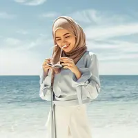 Beberapa outfit hijab ke pantai ini bisa kamu jadikan inspirasi. (Instagram/sashfir).