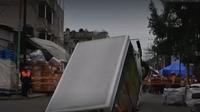 Truk kargo bermerek Jarritos terperosok dengan bagian belakang lebih dulu masuk ke dalam sinkhole di Mexico City (Dok. Kantor Walikota&nbsp;Iztapalapa)