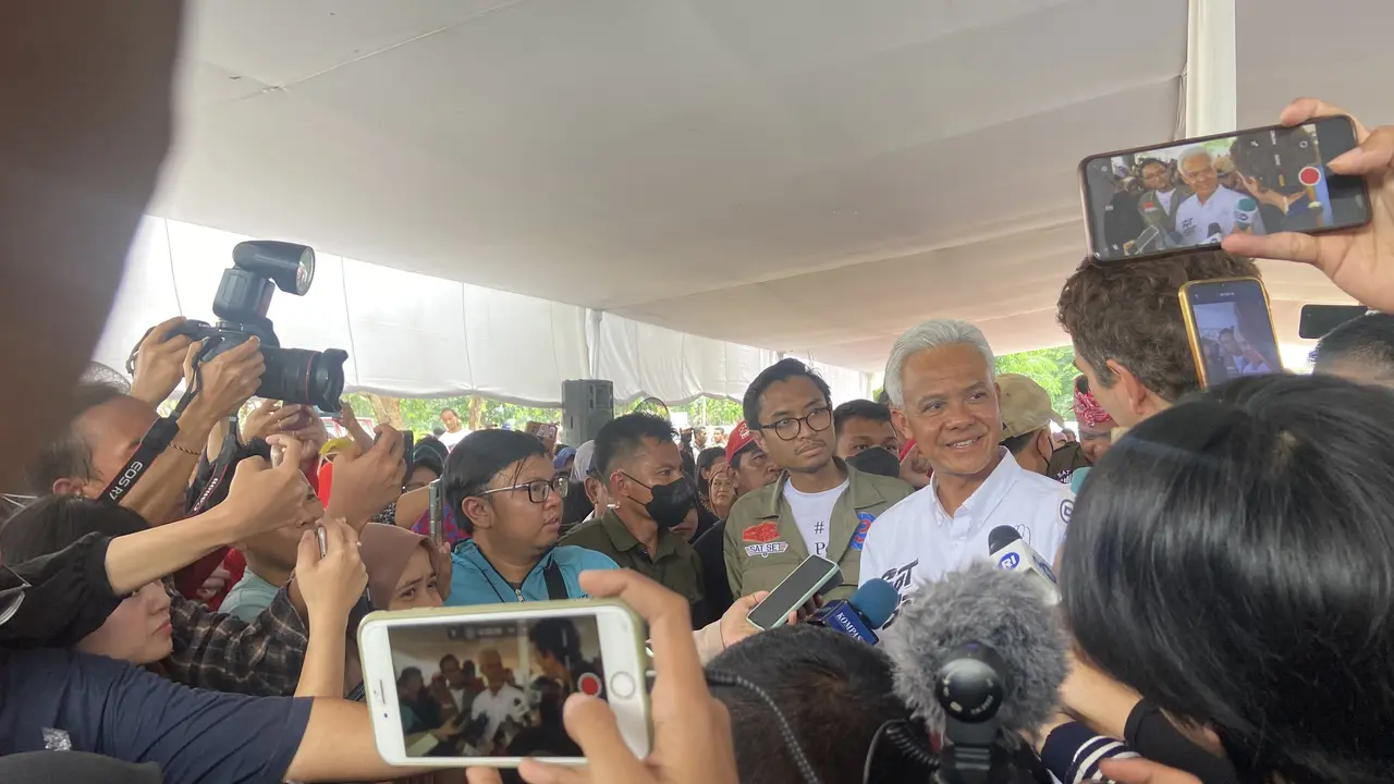 Ganjar Pranowo berkunjung ke Markas Waste4Change, tempat pengelolaan sampah di Alun-alun Utara Bumipala Vida, Bekasi, Jawa Barat Senin (5/2/2024).