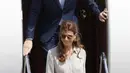 Presiden Argentina, Mauricio Macri (atas) bersama dan istrinya, Juliana Adawa, turun dari pesawat setibanya di Hamburg, Jerman, Kamis (6/7). Sejumlah kepala negara telah tiba di Hamburg jelang pembukaan KTT G20 pada 7-8 Juli 2017. (AP/Michael Sohn)