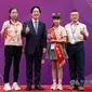 Chang Li-yun pada 5 Juli menerima piala Penghargaan Pendidikan Presiden 2024 dari Presiden Lai Ching-te (kiri kedua) di Istana Presiden, didampingi para gurunya. (CNA Taipei, 5 Juli 2024)