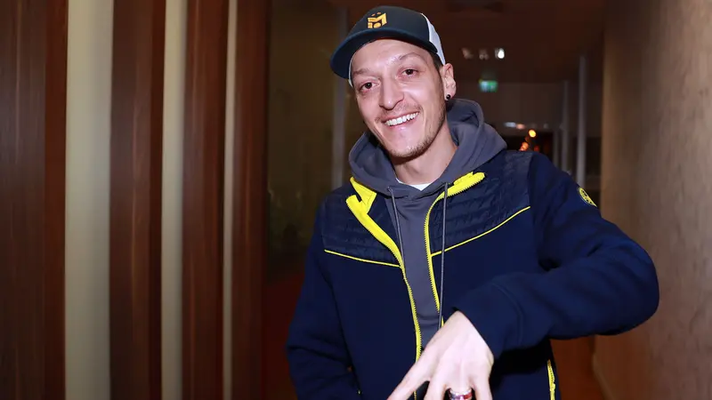 Senyum Mezut Ozil Resmi Merapat ke Fenerbahce