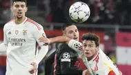 Gelandang Benfica, Joao Neves (kanan) berebut bola dengan gelandang RB Salzburg, Oscar Gloukh pada laga matchday keenam Grup D Liga Champions 2023/2024 di Red Bull Arena, Salzburg, Austria, Rabu (13/12/2023) dini hari WIB. (AP Photo/Matthias Schrader)