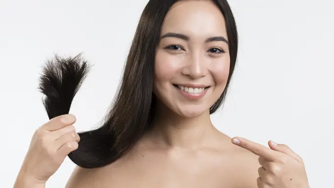 wanita memegang rambut