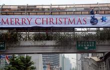 Spanduk Natal hiasi jembatan penyeberangan Tosari 