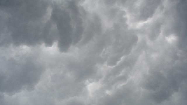 Ilustrasi – Awan tebal menjelang hujan deras