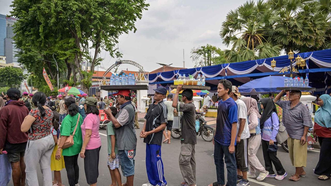 FOTO: Kendaraan Tempur Diserbu Warga, HUT ke-80 Marinir RI Meriah di Surabaya