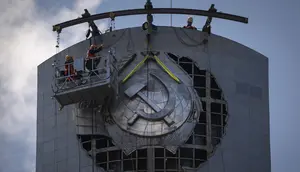 Lambang Soviet disingkirkan dari patung tertinggi di Ukraina, Monumen Tanah Air, untuk pemasangan trisula – lambang Ukraina.(AP Photo/Jae C. Hong)