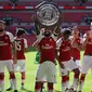 Striker Arsenal Alexandre Lacazette mengangkat trofi Community Shield usai menjuarai FA Community Shield di Stadion Wembley di London, Inggris (6/8). Arsenal berhasil menjadi juara usai mengalah Chelsea lewat adu pinalti 3-1. (AFP Photo/Daneil Leal)