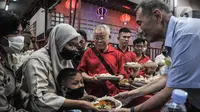 Jusuf Hamka saat membagikan hidangan buka puasa kepada warga di Wihara Dharma Bhakti, Jakarta, Rabu (5/4/2023). (merdeka.com/Iqbal S Nugroho)