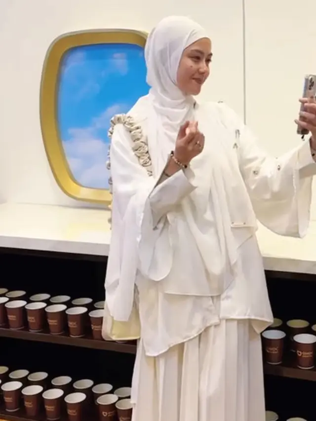 Inspirasi Hijaber Modern 40 Tahun Revalina S Temat (Foto: Instagram @vatemat)