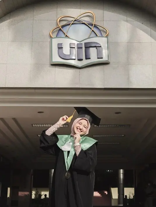 Jebolan Stand Up Comedy Academy musim kedua (SUCA 2) itu telah menyelesaikan studinya di Universitas Islam Negeri Syarif Hidayatullah Jakarta, jurusan Manajemen Pendidikan. Arafah kini menyandang gelar S.Pd.   (Instagram/arafahrianti).