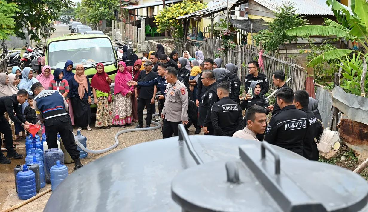 Penyaluran air bersih ini juga diikuti oleh Polres jajaran di wilayah Polda Aceh. (Chaideer Mahyuddin/AFP)