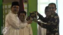 Menag, Lukman Hakim Saifuddin dan Wakil Ketua KPK Zulkarnain memperlihatkan buku usai acara Penandatanganan komitmen berintegritas, Jakarta, Senin (15/6/2015). (Liputan6.com/Johan Tallo)