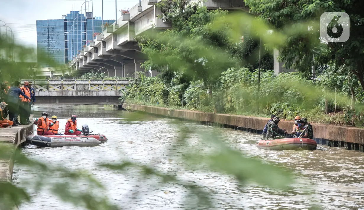 Petugas gabungan mengevakuasi korban dengan perahu karet saat simulasi penanganan banjir di Kalimalang, Cipinang Melayu, Rabu (17/11/2021). Simulasi digelar dalam rangka kesiapsiagaan petugas dalam penanganan korban banjir, terutama evakuasi warga yang terpapar Covid-19 (merdeka.com/Iqbal S Nugroho)