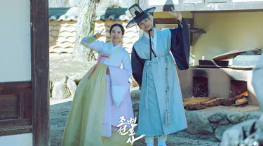 Bona WJSN dan Cha Hak Yeon dalam foto behind the scene drakor Joseon Attorney. (Foto: MBC via Soompi)