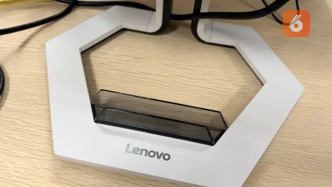 Stand monitor Lenovo Legion Pro 32UD-10 yang serbaguna. (Liputan6.com/ Yuslianson)