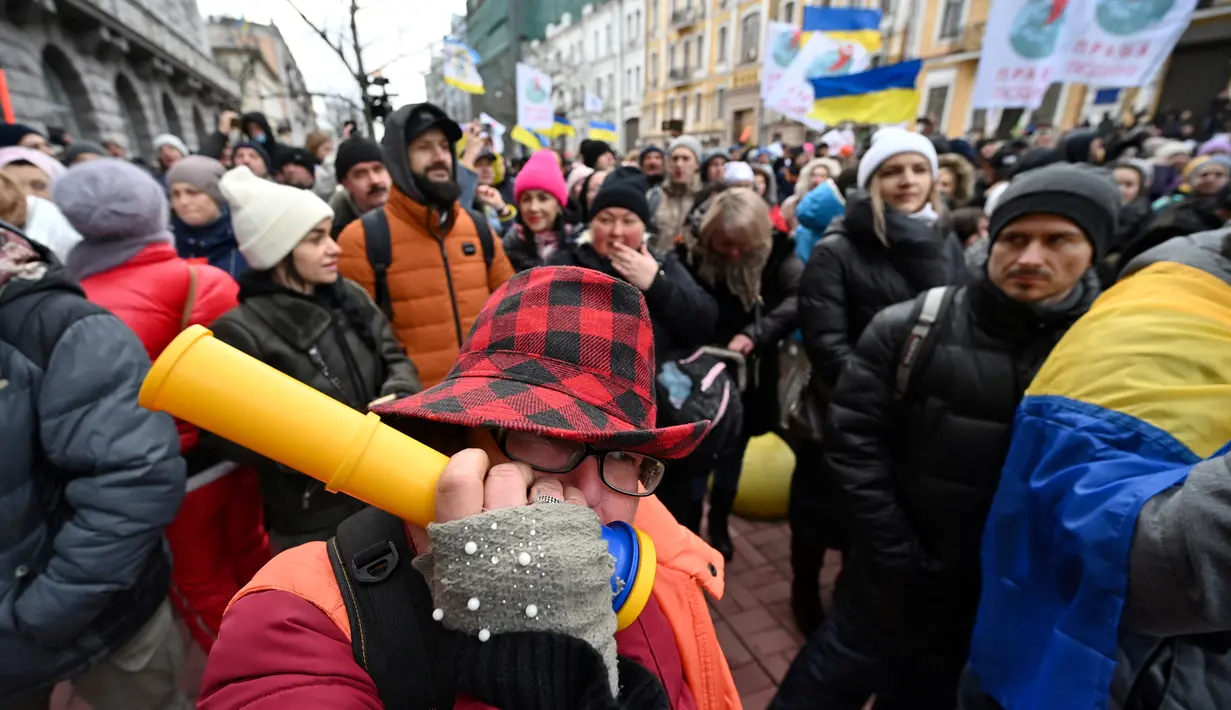 Demonstran anti-vaksin berunjuk rasa di Kiev (24/11/2021). Ratusan pengunjuk rasa memblokir jalan-jalan di pusat kota Kiev pada 24 November untuk berdemonstrasi menentang langkah-langkah anti-Covid Ukraina dan upaya vaksin, saat negara itu memerangi gelombang infeksi baru. (AFP/Genya Savilov)
