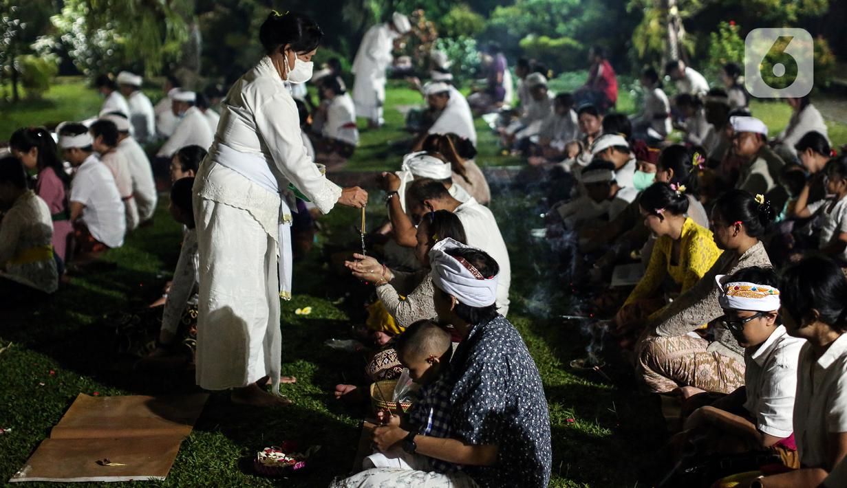 Umat Hindu Bali saat merayakan Hari Raya Galungan di Pura Amerta Jati, Jalan Punak, Pangkalan Jati, Cinere, Depok, Jawa Barat, Rabu (8/6/2022). Hari Raya Galungan merupakan hari merayakan kemenangan kebaikan (Dharma) melawan kejahatan (Adharma). (Liputan6.com/Johan Tallo)