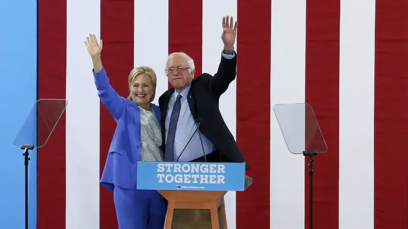 Bernie Sanders menyatakan dukungan kepada Hillary Clinton