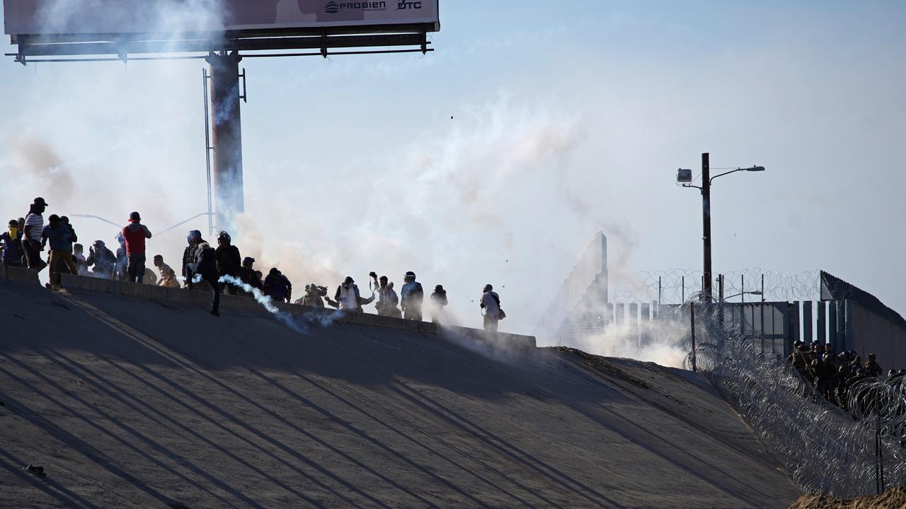 Nekat Terobos Perbatasan Meksiko-AS, Rombongan Migran Ditembaki Gas Air Mata