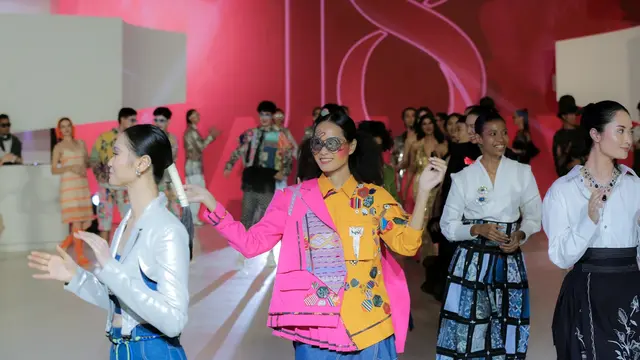 24 Desainer Sulap Limbah Mode Jadi Pameran Seni Penuh Makna di Gaya Fashion Installation 2024