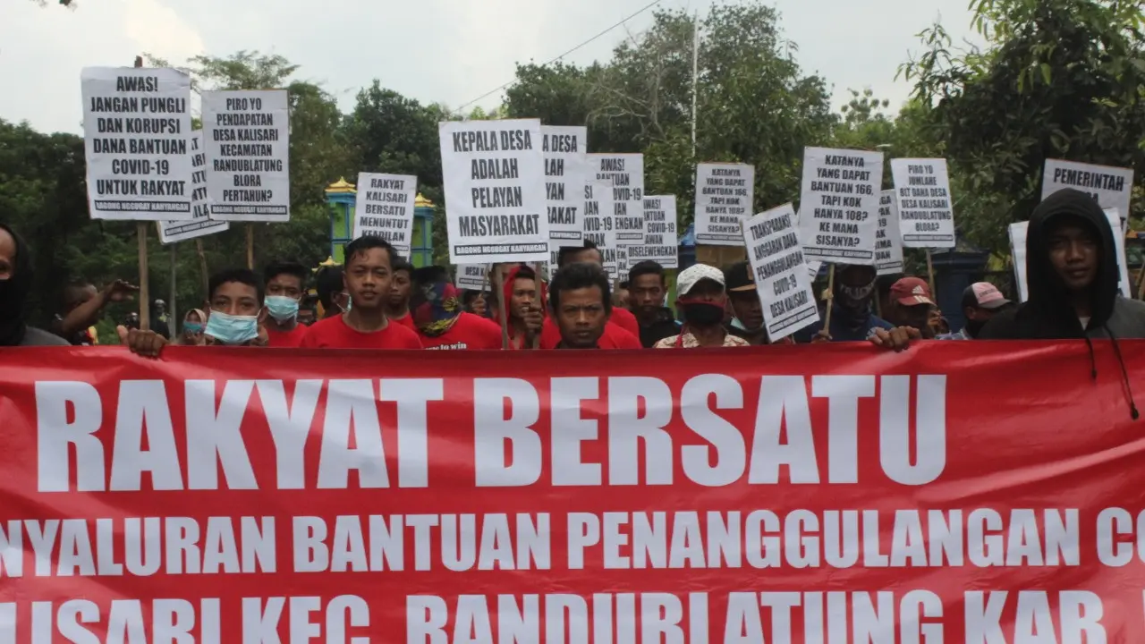 Warga Geruduk Balai Desa