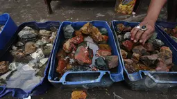 Tampak batu-batu khas Nusakambangan sebelum diolah Nuskambangan, Jawa Tengah, Sabtu (7/3/2015). Maraknya berita hukuman mati di lapas nusakambangan menjadi rejeki bagi warga Desa Wijaya Pura dengan batu-batu khas nusakambangan (Liputan6.com/Johan Tallo)
