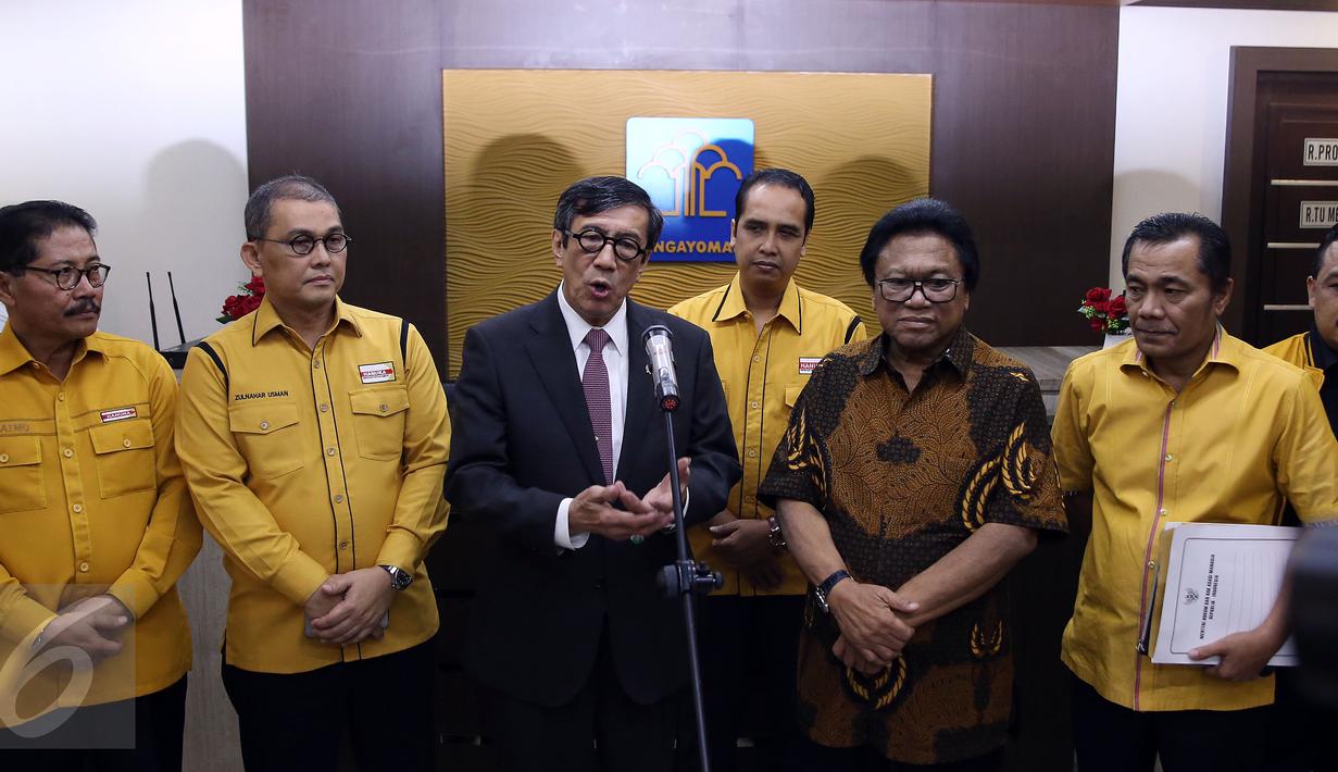 Menkumham Yasonna Laoly memberikan keterangan pers terkait pengesahan kepengurusan struktur organisasi di bawah pimpinan Ketua Umum  Partai Hanura Oesman Sapta Odang (OSO), Jakarta, Rabu (2/1). (Liputan6.com/Johan Tallo)