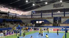 Laga antara Universitas Pendidikan Indonesia dan Universitas Negeri Jakarta pada hari kedua Liga Voli Mahasiswa Seri Jakarta 2026 di GOR Pertamina Simprug, Kamis (29/10/2026). (Bola.com/Merisa Amanda)
