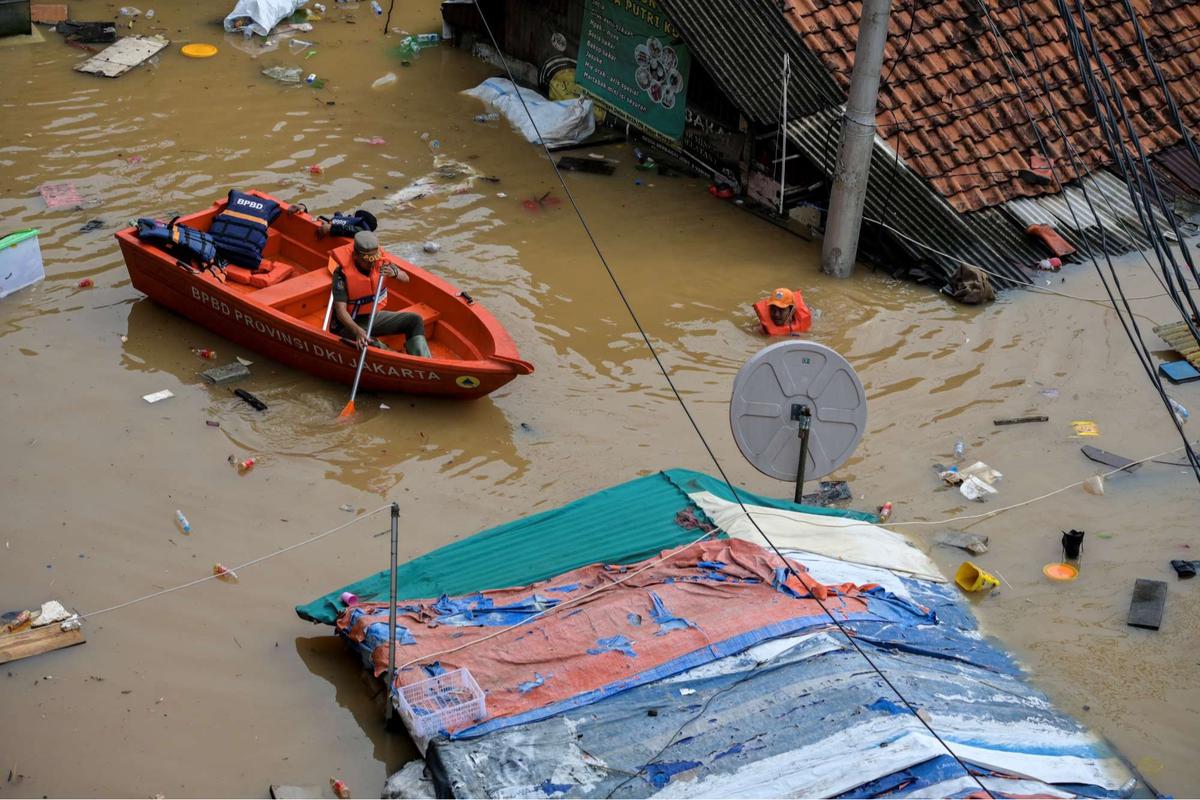 Banjir seatap rumah di Pasar Minggu