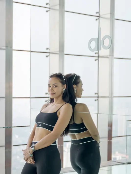 Tak ketinggalan Adinia Wirasti juga hadir, merayakan International Yoga Day bersama ALO dalam tema Yoga for Healthy Aging. [Foto. ALO.Dok]