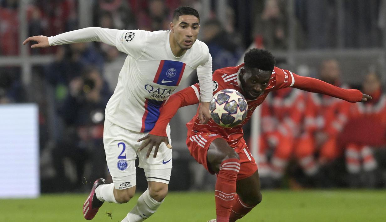 Pemain Paris Saint-Germain, Achraf Hakimi (kiri) berebut bola dengan pemain Bayern Munchen, Alphonso Davies pada laga 16 besar Liga Champions 2022/2023 di Allianz Arena, Munchen, Jerman, Kamis (09/03/2023) WIB. Hakimi gagal tampil baik dalam kekalahan 0-2 PSG. Ia tercatat kehilangannya 20 kali selama permainan, kalah enam dari 11 duel di lapangan, salah menempatkan enam percobaan umpan silang, dan dilewati sebanyak tiga kali. (AP Photo/Andreas Schaad)