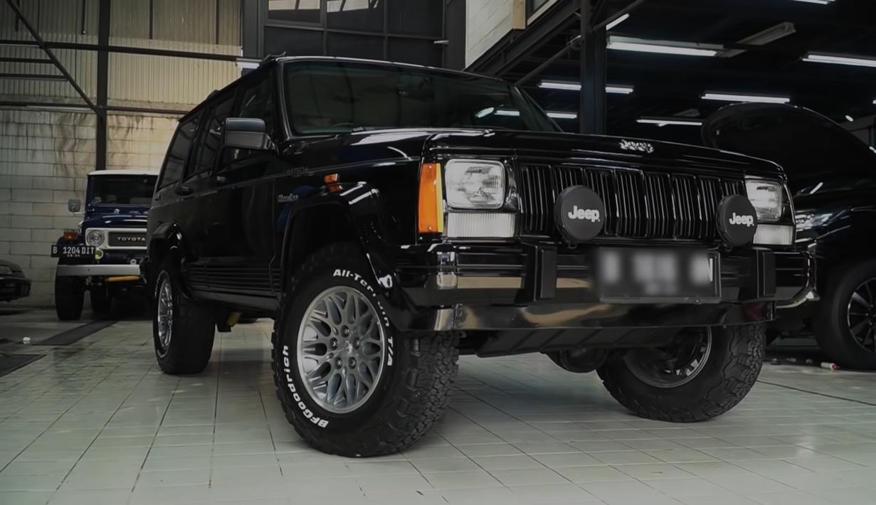 Jeep Cherokee berpenampilan serba hitam menjadi koleksi mobil berdimensi besar diantara mobil-mobilnya yang cenderung kompak. (Source: YouTube/galerixj_inc)