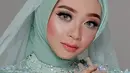 Wanita kelahiran 2 November 1998 ini terlihat cocok memakai berbagai gaya makeup. Seperti saat menjalani pesta pernikahannya, Ega tampil memukau dengan makeup soft. Dalam makeup itu, ia menonjolkan bagian mata yang menawan. (Liputan6.com/IG/eganoviantika_98)
