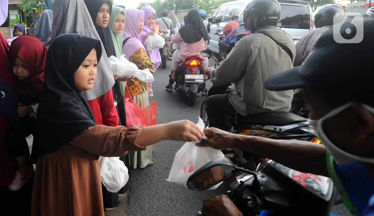 Kegiatan ini dalam rangka memupuk nilai kebaikan untuk berbagi kepada sesama bagi anak di bulan Ramadhan. (merdeka.com/Arie Basuki)