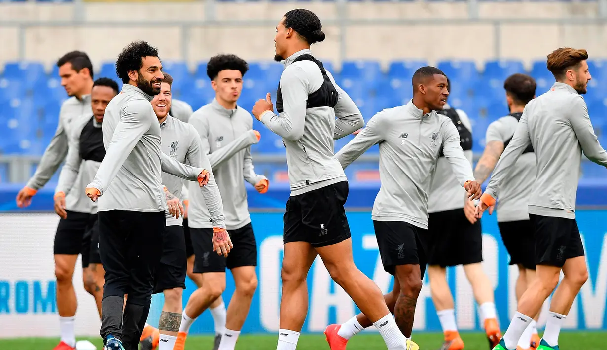 Suasana saat para pemain Liverpool berlatih di Stadion Olimpico, Roma, Italia (1/5). Para pemain Liverpool tampak santai jelang menghadapi AS Roma di leg kedua semifinal Liga Champions. (Ettore Ferrari / ANSA via AP)