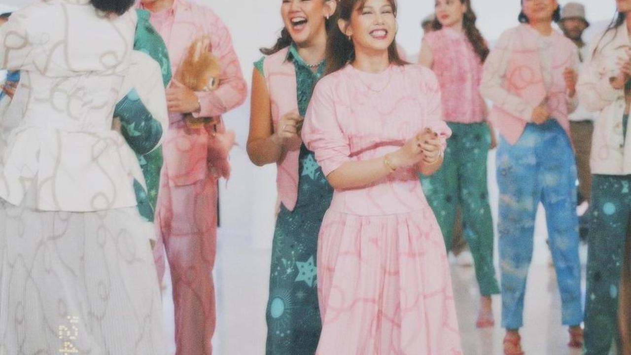 Sissy memang banyak berfokus pada keluarganya. Di momen fashion show yang digelar pada hari Sabtu itu, ia bahkan mengajak kedua anaknya karena Sabtu adalah hari khusus untuk keluarga.<br><br>