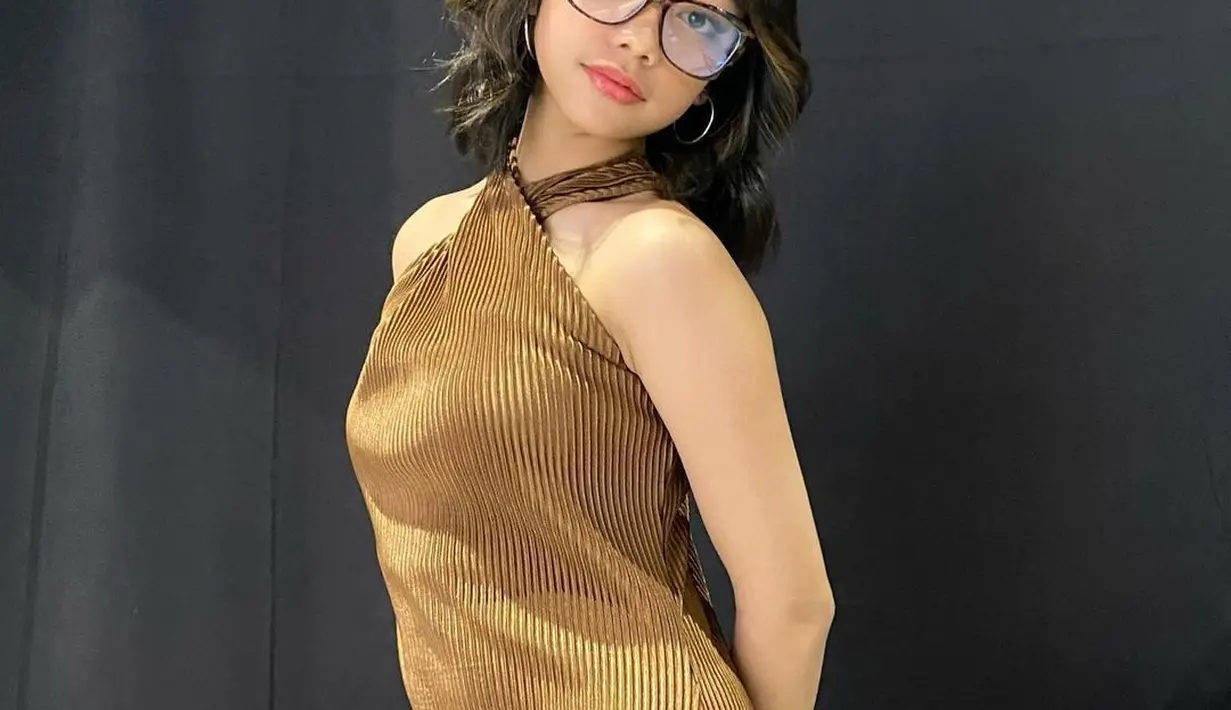 Tampil feminin dengan kacamata, Naura Ayu terlihat dewasa ya. [instagram/naura.ayu]