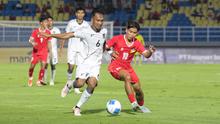 Pemain Timnas Indonesia U-23, Robi Darwis, berebut bola dengan pemain Laos, Peeter Phanthavong, dalam laga Grup J Kualifikasi Piala Asia U-23 2026 di Stadion Gelora Delta, Sidoarjo, Jawa Timur, Rabu (03/09/2025). (Bola.com/Wahyu Pratama)
